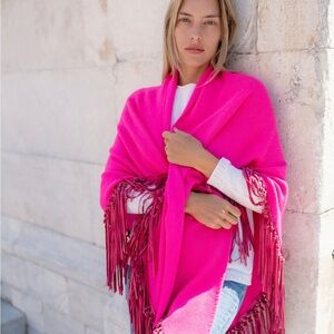 🩷BNWT Vibrant Pink Fringe Shawl🩷